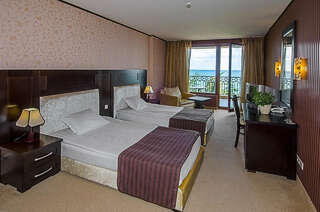 Отель Hotel Morsko Oko Garden - All Inclusive and beach Золотые Пески Двухместный номер с 1 кроватью или 2 отдельными кроватями и видом на море, бесплатный доступ на пляж-2